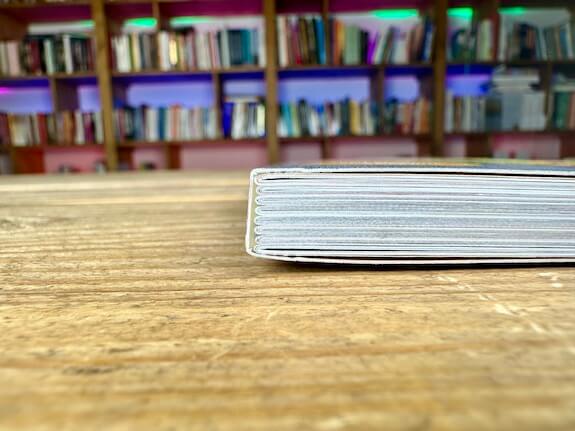 Paperback genaaid gebrocheerd