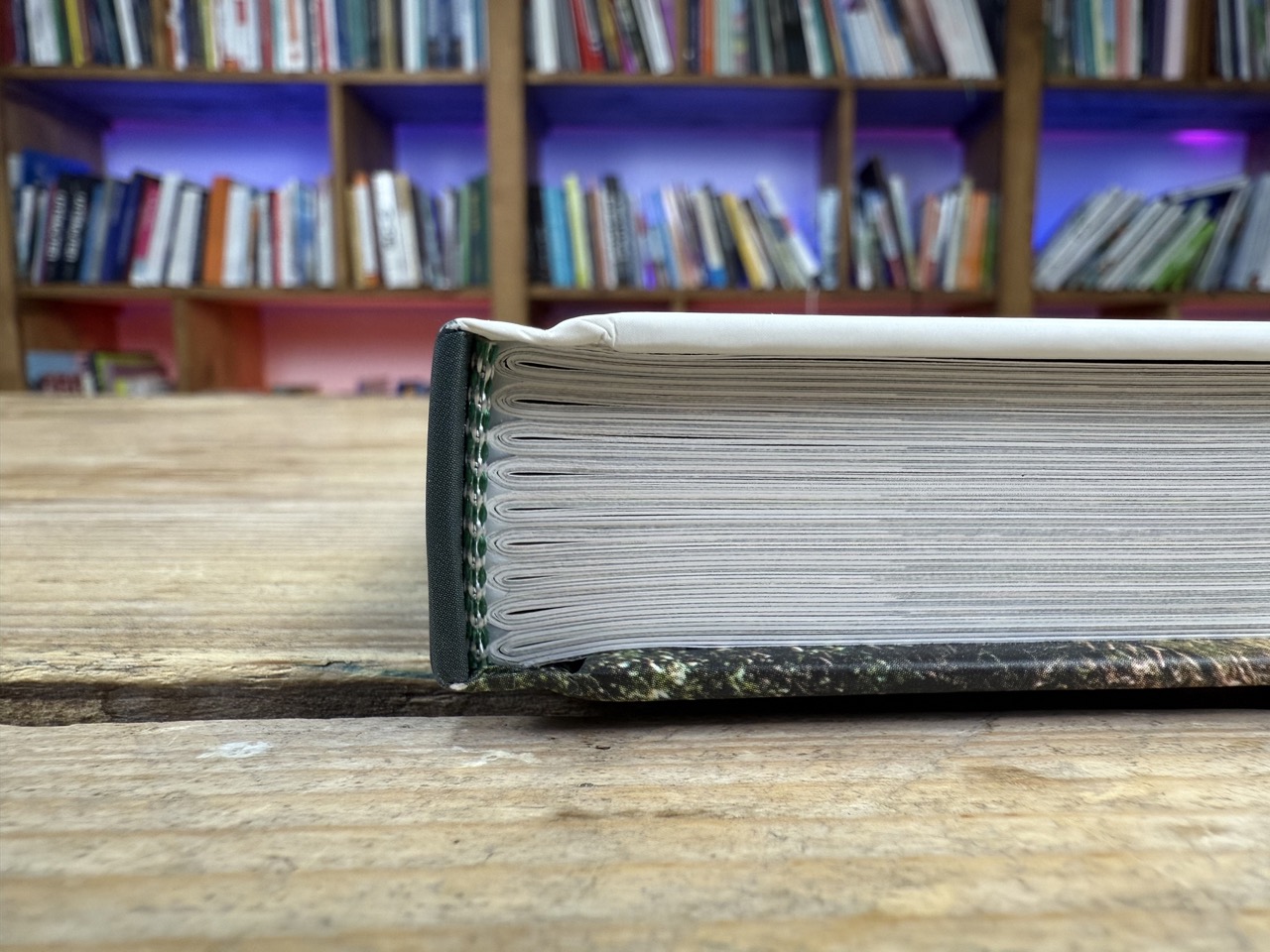 Hardcover genaaid gebonden
